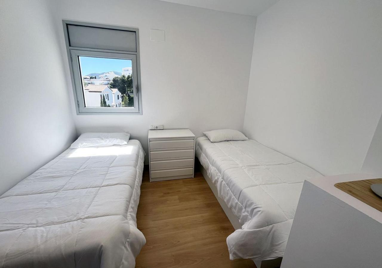 2-Bedroom Brand New Apartment Steps From The Beach Llança Dış mekan fotoğraf
