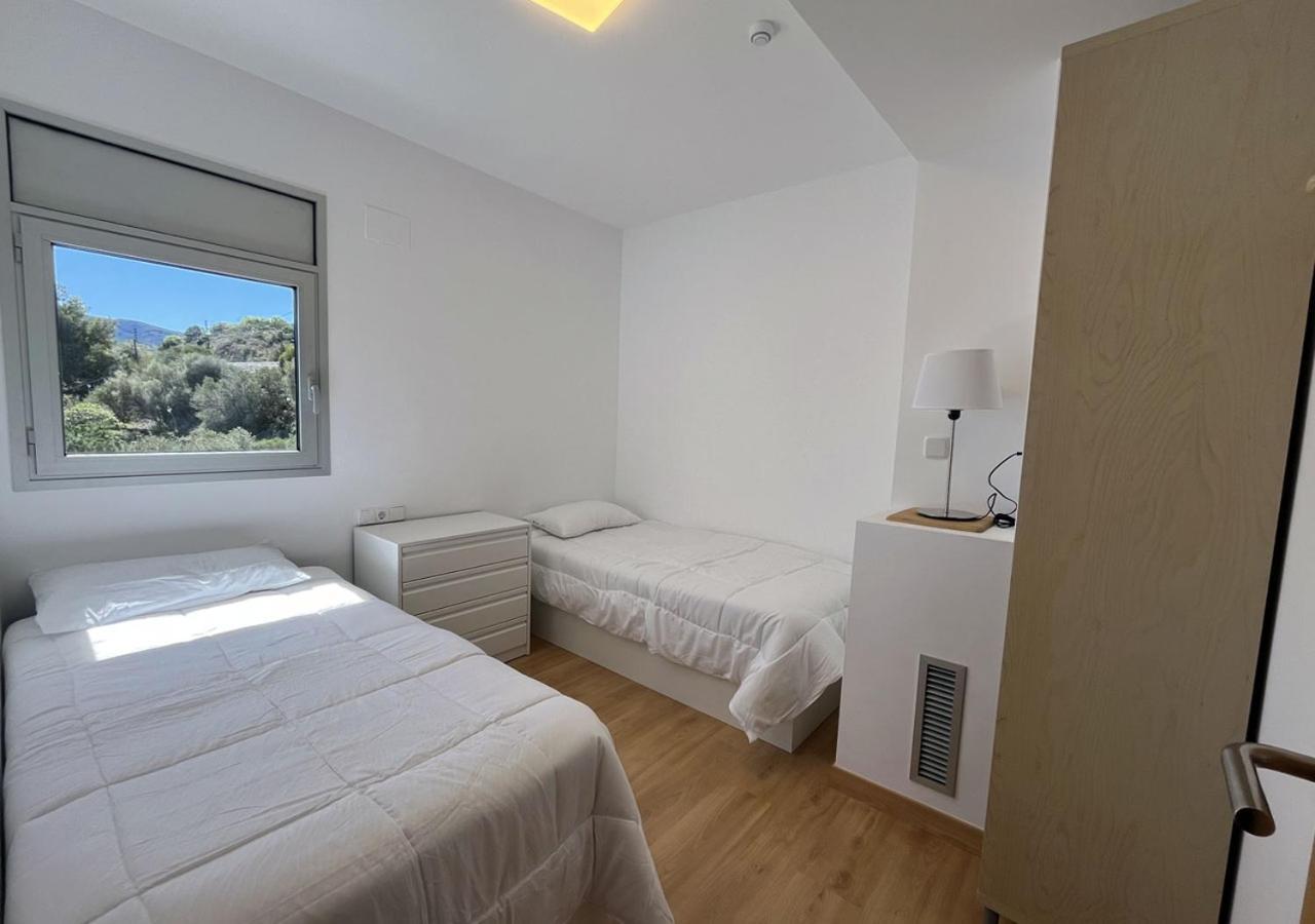 2-Bedroom Brand New Apartment Steps From The Beach Llança Dış mekan fotoğraf