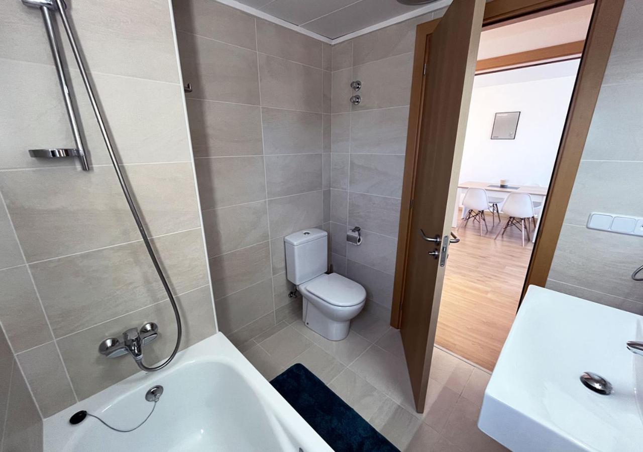 2-Bedroom Brand New Apartment Steps From The Beach Llança Dış mekan fotoğraf